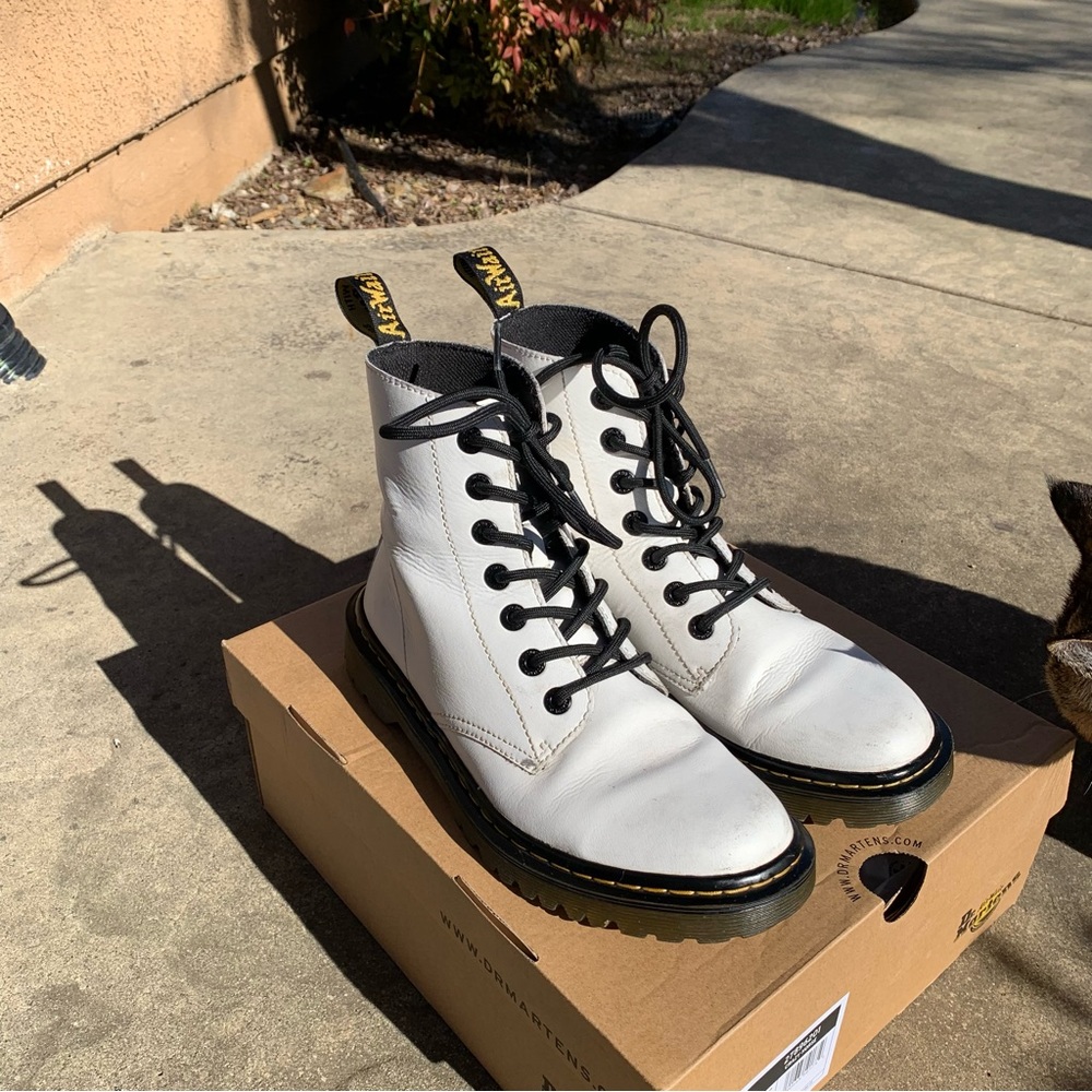 Used Dr. Martens Luana Boot in White T Lamper